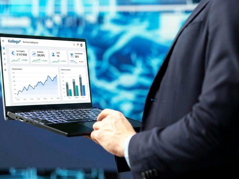Manager analizza dashboard di Business Intelligence Kollego® in ufficio